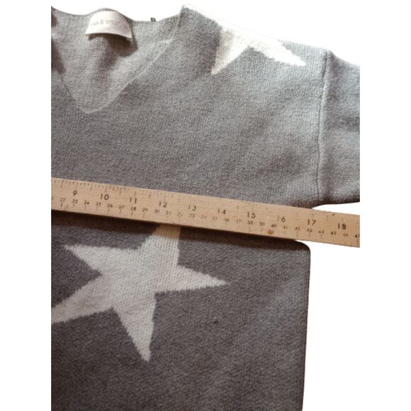 Mia & Tess Women's Size Medium Long Sleeved Star Sweater - Picture 3 of 7